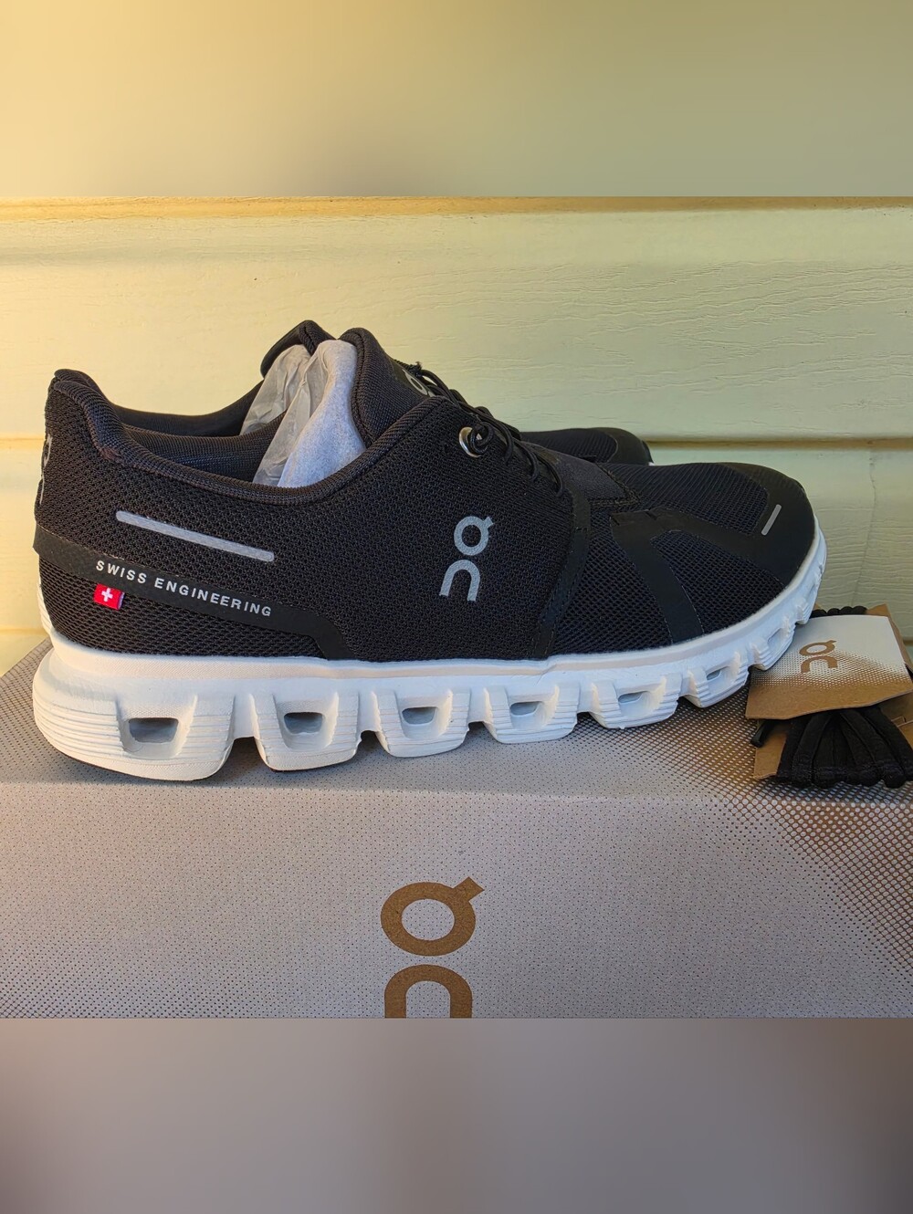 On Cloud 6 Running Black & White Women's Shoes, Size 9.5